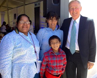 ALMA directeur Thijs de Graauw met mensen uit Toconao