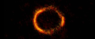 De zwaartekracht buigt licht van een ver sterrenstelsel in een ring